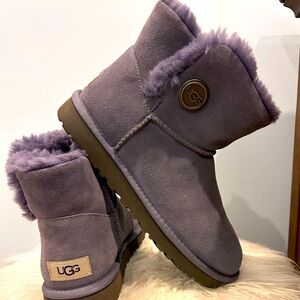 UGG Bailey button ankle shearling boot. Lavender, sz 8, near perfect condition.
